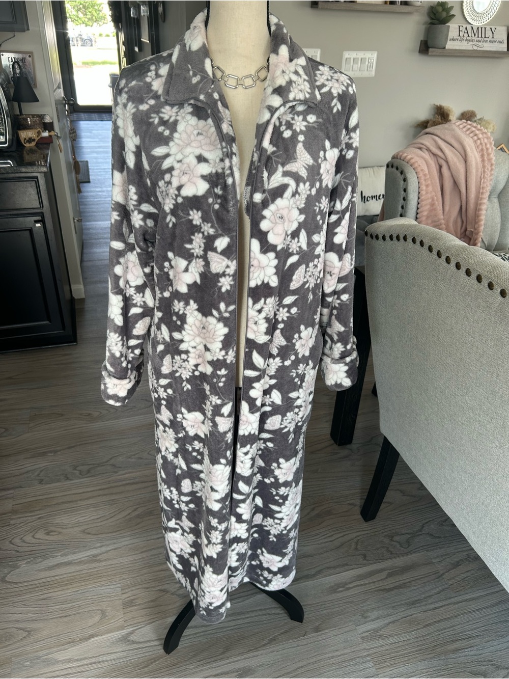 ✨Miss Elaine Plush Floral Zip-Front Robe in Gray and Pink
